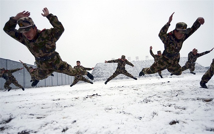 Cảnh sát bán quân sự tập luyện trong tuyết ở thành phố Nam Kinh, thủ phủ tỉnh Giang Tô, Trung Quốc