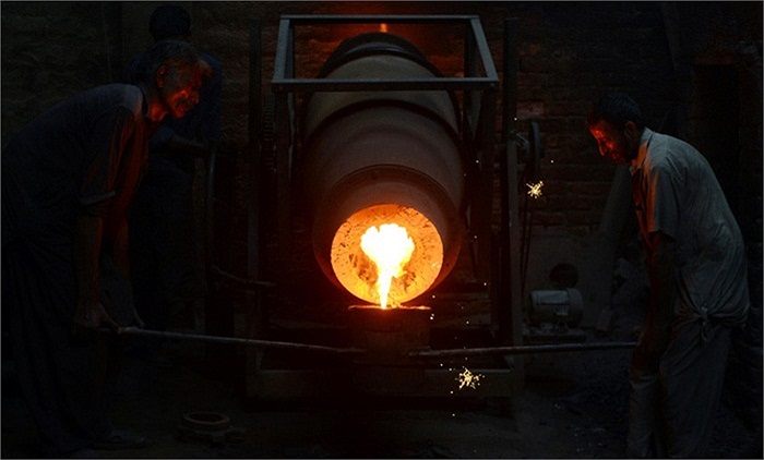 Công nhân Pakistan trong xưởng sản xuất thép quy mô nhỏ