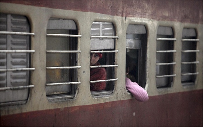 Ánh mắt mệt mỏi của người phụ nữ Ấn Độ khi tàu bị chậm giờ