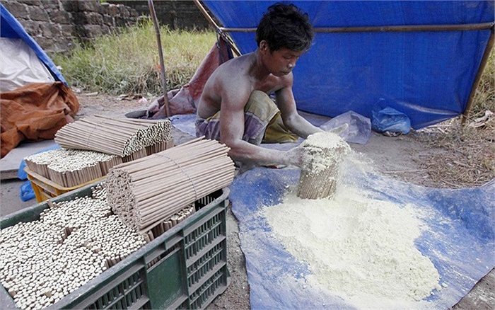 Quang cảnh trong xưởng làm pháo hoa tư nhân ở ngoại ô thủ đô Manila, Philippines