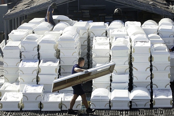 Hải quân Philippines chuẩn bị quan tài cho hơn 700 người bị bão Bopha tước đi mạng sống ở nước này