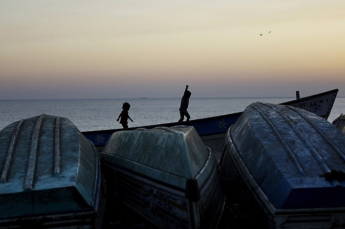 Trẻ em chơi đùa trên bãi biển ở Mumbai, Ấn Độ