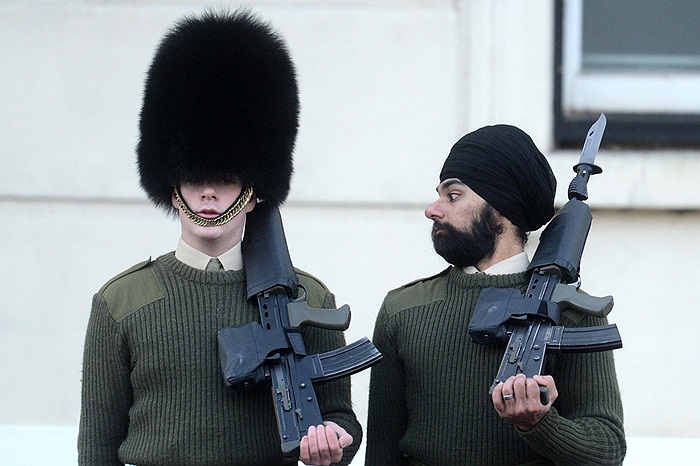 Một binh lính theo đạo Sikh được phép đội khăn xếp thay cho mũ da gấu tại Cung điện Buckingham ở London, Anh