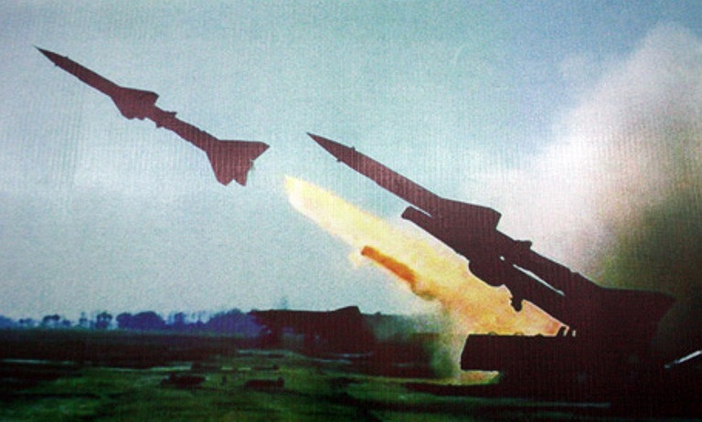 Hình ảnh phòng không không quân của ta bảo vệ bầu trời Hà Nội (Theo Dân trí)