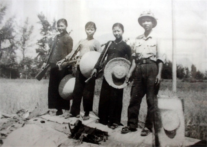 Bộ đội và dân quân tự vệ đứng trên xác máy bay B52 bị bắn rơi ở Hà Tây (Theo Dân trí)