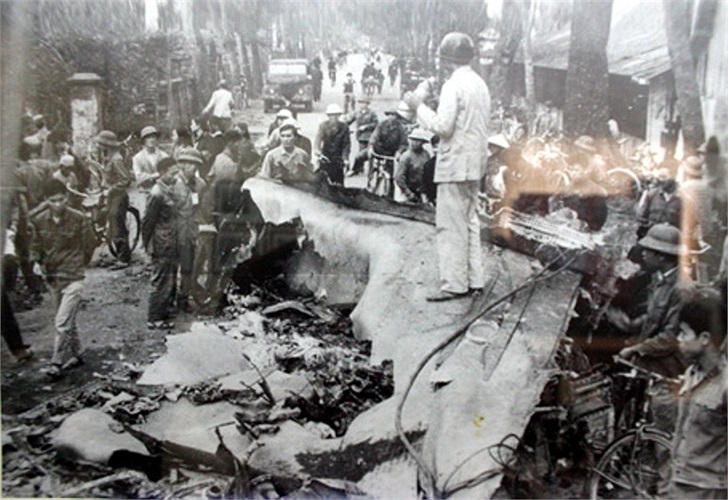 Xác máy bay B52 bị bắn rơi ở đường Hoàng Hoa Thám (Hà Nội) ngày 27/12/1972 (Theo Dân trí)