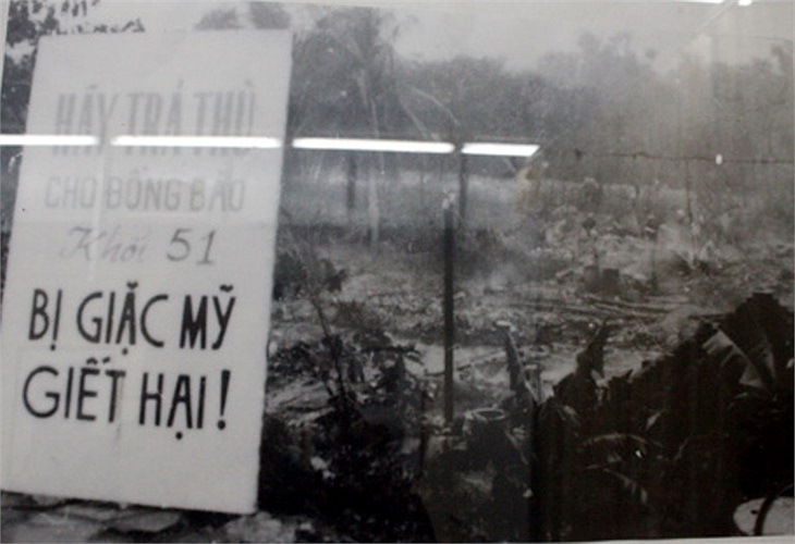 Khẩu hiệu 'hãy trả thù cho đồng bào khối 51 bị giặc Mỹ giết hại' dự bên bối cảnh đổ nát ở khu Lương Yên, Hà Nội sau ngày 19/12/1972 (Theo Dân trí)