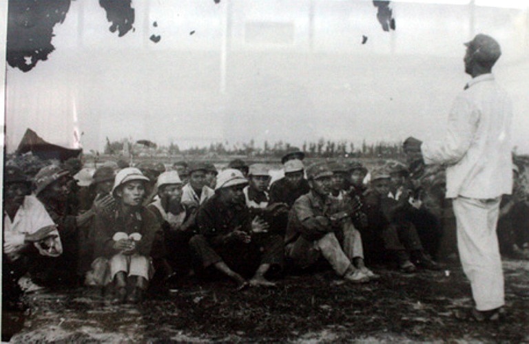 Diễn viên của đoàn văn công quân đội biểu diễn tại nơi chiến đấu ở Hà Tây năm 1972 (Theo Dân trí)