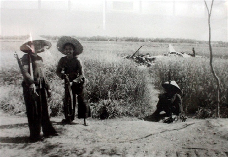 Các nữ dân quân sẵn sàng chiến đấu ở Uy Nỗ (Đông Anh, Hà Nội) (Theo Dân trí)