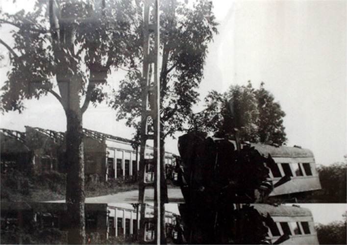 Bom B52 của Mỹ phá hủy ga Yên Viên (Gia Lâm) (Theo Dân trí)