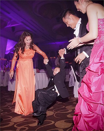 Bảo Nam có vẻ rất nghịch trong đám cưới của mẹ và bố dượng Đức Hải.