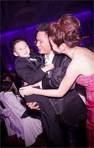 Hai vợ chồng Jennifer rất cưng nựng và chăm sóc cậu bé.