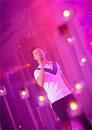 Đức Tuấn cũng hát tặng cặp vợ chồng mới cưới.