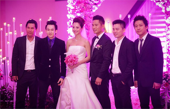 Cô dâu và chú rể chụp hình cùng bạn bè.