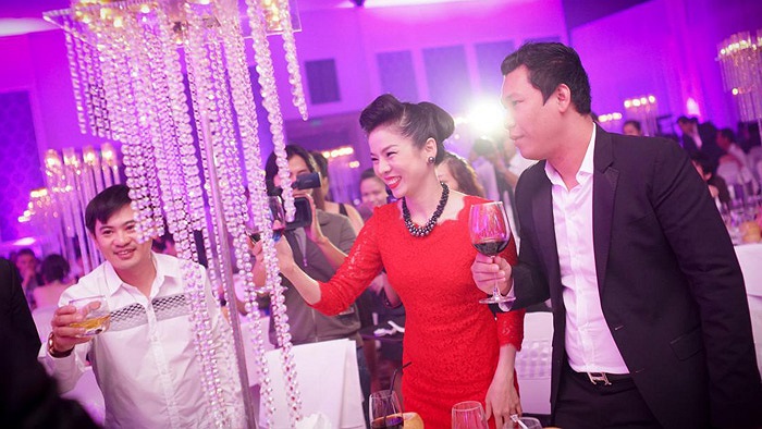 Vợ chồng Lệ Quyên cười hớn hở trong đám cưới Jennifer.