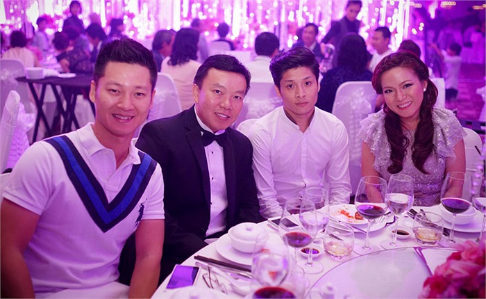 Ca sĩ Đức Tuấn trong bàn tiệc.