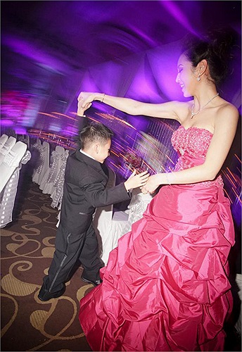 Bảo Nam đùa vui cùng mẹ.