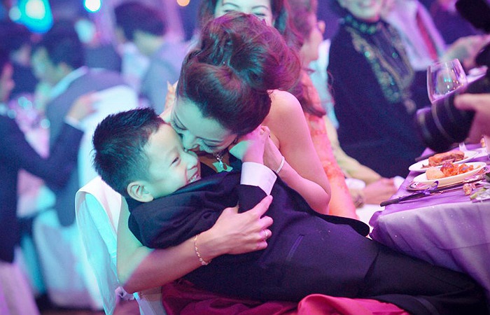 Dù bận rộn tiếp khách nhưng không một lúc nào Jennifer quên chăm sóc con.