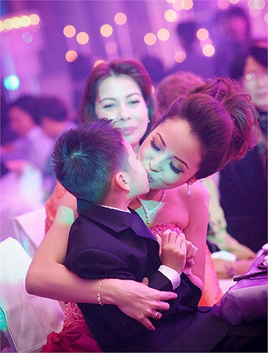 Cô thể hiện tình cảm với con bằng những nụ hôn.