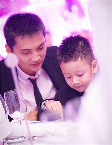 Có vẻ Bảo Nam rất vui trong ngày trọng đại của mẹ.