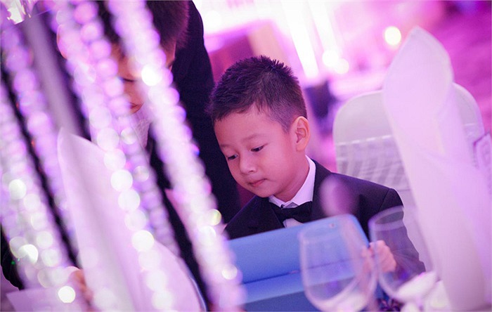 Sau vui đùa, cậu bé ngoan ngoãn ngồi chơi cùng bạn của Jennifer.