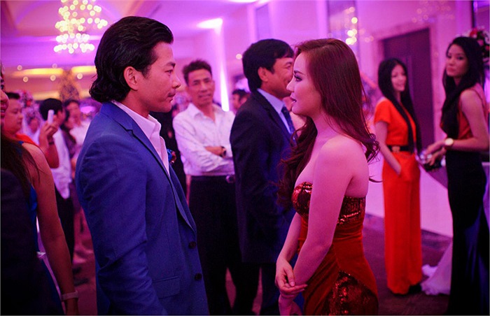 Trong đám cưới của Jennifer có rất nhiều bạn bè là nghệ sỹ. Trong hình là Bảo Sơn và ca sĩ Vy Oanh.