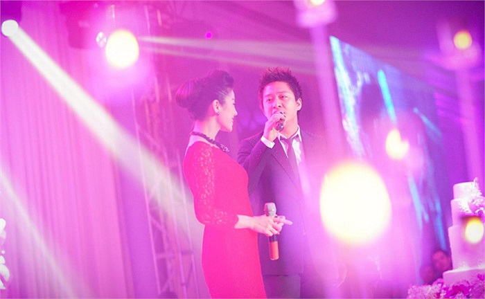 Đến dự đám cưới của người đẹp, các ca sĩ cũng thể hiện những ca khúc tặng đôi tân lang, tân nương. Trong hình là Tuấn Hưng và Lệ Quyên.