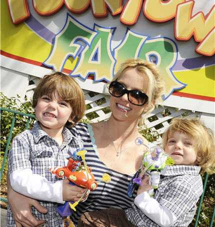 Britney Spears quan hệ vụng trộm với anh chồng