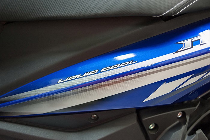 Tem trang trí nổi bật với tông màu trắng xanh kiểu xe đua GP