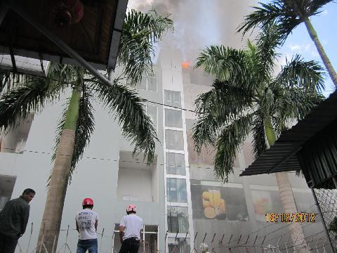 Cháy lớn trung tâm thương mại, một người chết