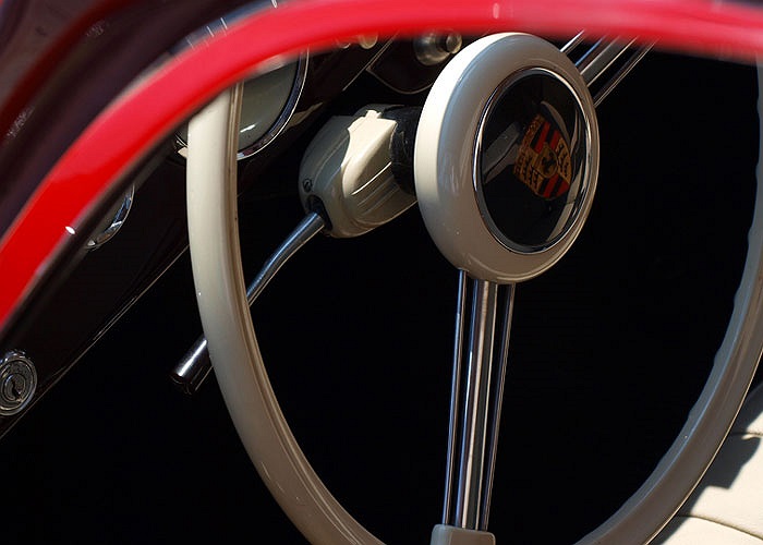 5. Nội thất “xài” kim loại: thay thế cho vật liệu nhựa và da bọc phổ biến.