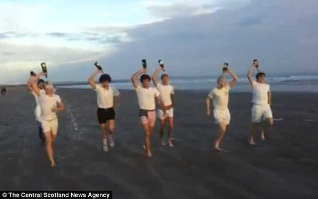 Chỉ trích dữ dội cảnh sinh viên tắm mình bằng sâm banh