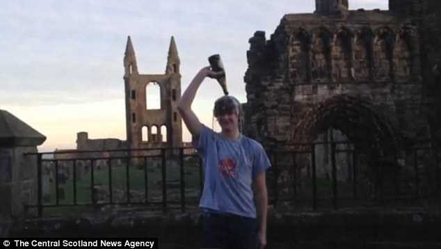 Chỉ trích dữ dội cảnh sinh viên tắm mình bằng sâm banh