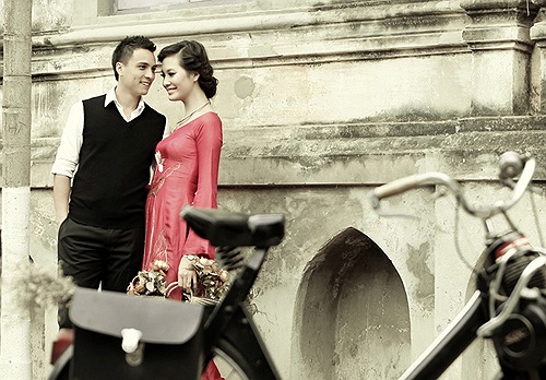 Ở Hà Nội ACB trước đây, Quốc Hưng thuộc hàng 'ai cũng rõ'. Bố anh là ông Trịnh Quốc Trung (Giám đốc Trung tâm Đào tạo), anh trai là Trịnh Quốc Khánh (cũng đá trong đội bóng Hà Nội ACB).