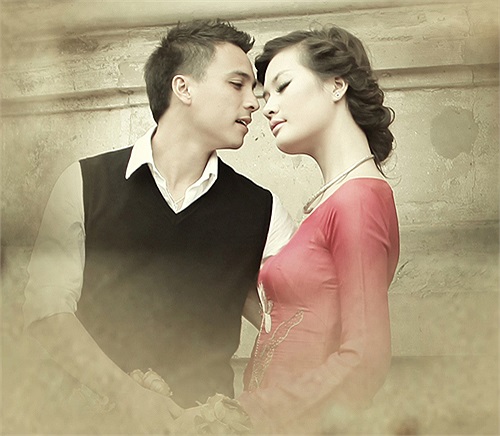 Chia sẻ ấn tượng về ông xã trong lần đầu giáp mặt, Lan Phương từng cho biết, cô bị thu hút bởi khuôn mặt như hotboy, làn da trắng và tính cách hài hước của Quốc Hưng.