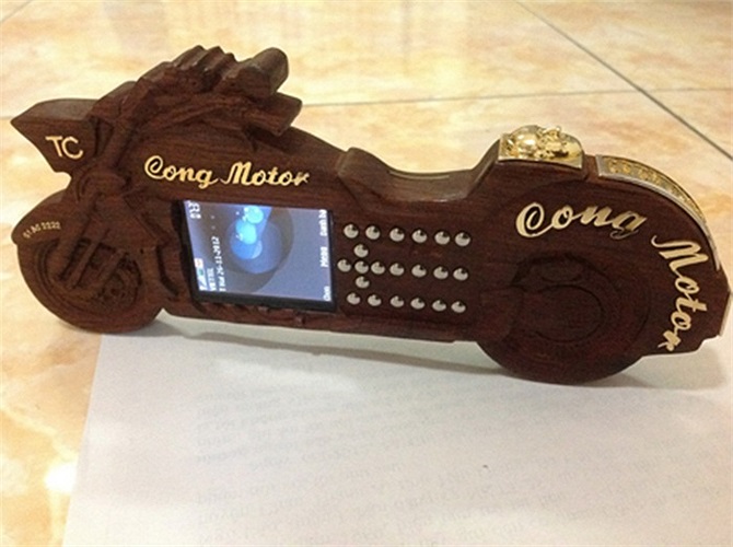 Theo chủ nhân, phải mất 6 tháng để chế tác chiếc điện thoại này, kể từ khi lên ý tưởng cho đến khi hoàn thiện. Nó mang dáng dấp chiếc motor Honda Valkyrie Run, là mẫu xe mà chủ nhân yêu thích.