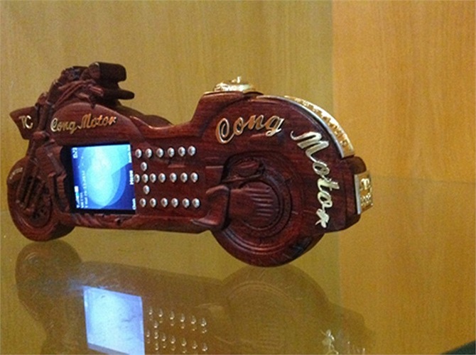 Toàn bộ phần thân máy được làm bằng gỗ sưa. Bên trong thân gỗ là chiếc điện thoại Nokia để không quá mất nhiều diện tích của các chi tiết khác.