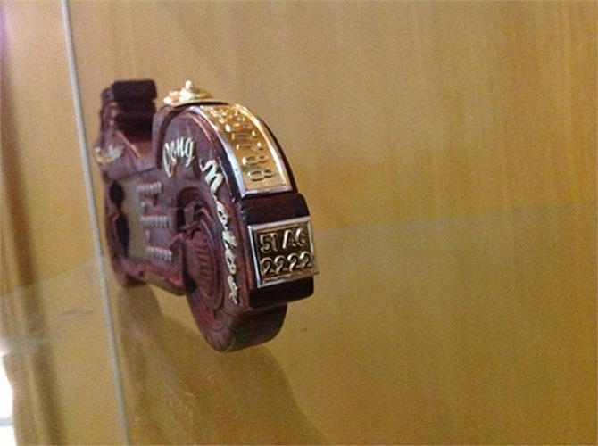 Thông qua chiếc điện thoại, những thông tin cơ bản nhất về chủ nhân đã được 'rinh' lên thân máy. Chẳng hạn, chữ TC được đắp vàng ở phần đầu xe là ký hiệu của công ty. Biển số xe và số điện thoại đẹp của tác giả cũng được đưa lên phần thân xe.