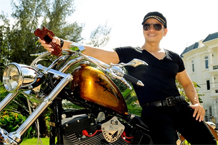 Tiền công cho thợ chạm khắc cũng lên tới 30 triệu. Tổng chi phí cho cả chiếc điện thoại này có giá trị lớn hơn nhiều chiếc điện thoại đắt tiền hiện nay: 200 triệu đồng. 