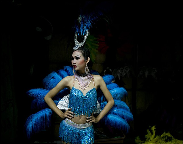Hình ảnh Dream - một vũ công chuyển giới (kathoey) - lộng lẫy trên sân khấu buổi trình diễn Cabaret hồi tháng 9 ở Chiềng Mai (Thái Lan).