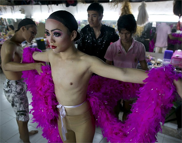 Những bộ cánh lộng lẫy, sặc sỡ tô điểm cho thân hình gợi cảm của vũ công chuyển giới.