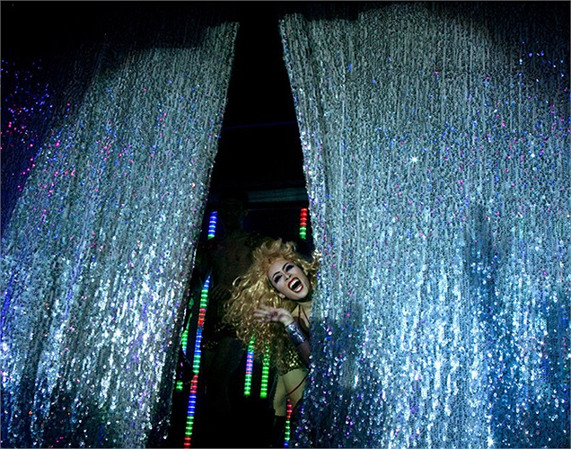 Trình diễn mua vui cho khách du lịch tại các show diễn như Cabaret là công việc kiếm sống chính của nhiều vũ công chuyển giới. Nếu may mắn, họ có thể có thu nhập 1.000 USD/đêm.