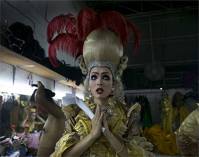 Pom - một vũ công chuyển giới - khi đã hoàn tất tạo hình của một công nương quý tộc phương Tây xưa ở hậu trường - đang cầu nguyện cho buổi diễn suôn sẻ. 