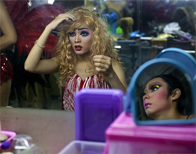 Mọi công đoạn như trang điểm, đội tóc giả, mặc trang phục đều được các vũ công chuyển giới tự thực hiện phía sau cánh gà. 