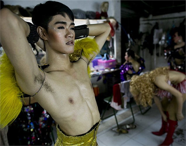 Vũ công chuyển giới Ashi đang ngắm lại mình trong gương. Không giống nhiều vũ công chuyển giới khác, Ashi vẫn giữ phần ngực như một người đàn ông.