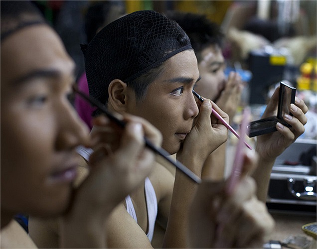 Các vũ công tất bật với công đoạn trang điểm trước khi lên sân khấu.