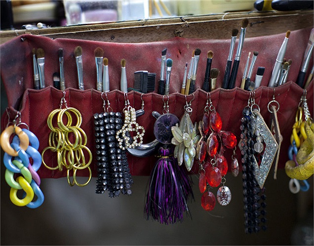 Cận cảnh bộ đồ trang điểm và phụ kiện của vũ công chuyển giới tên Christy.