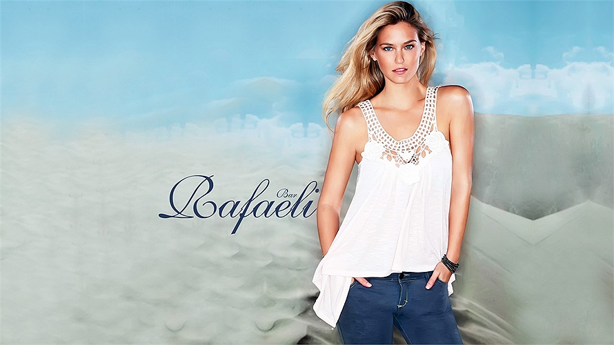 Bar Refaeli được chọn làm người mẫu độc quyền cho mạng lưới thời trang Renuar và xuất hiện trong các cuốn catalogue mùa hè của họ năm 2002 và năm 2003