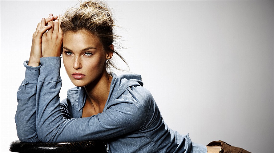 Bar Refaeli từng tham gia quảng cáo mới của đồ lót Passionata và hãng nước hoa Escada, cô cũng có những shoot hình, trở thành gương mặt dại diện cho chiến dịch quảng cáo đầu năm mới 2012 của hãng thời trang Đức Peter Hahn. 
