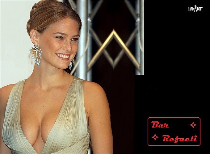 Bar Refaeli sinh ngày 04/0601985 tại một trang trại ngựa thuộc vùng quê ở vùng đất Thánh Israel. Năm 11 tuổi, Bar Refaeli đã bắt đầu nghiệp người mẫu ở tại quê nhà